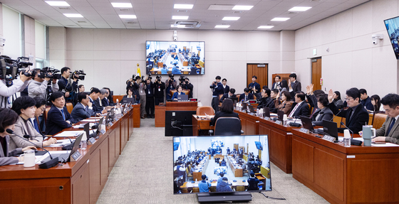 토론 종결 반대 거수하는 국민의힘 의원들