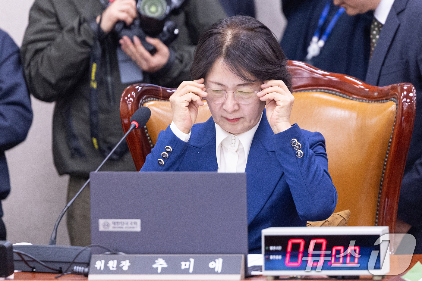 (서울=뉴스1) 이승배 기자 = 4일 서울 여의도 국회에서 열린 제432회국회(임시회) 법제사법위원회 제1차 전체회의에서 추미애 위원장이 안경을 쓰고 있다. 2026.2.4/뉴스1 …