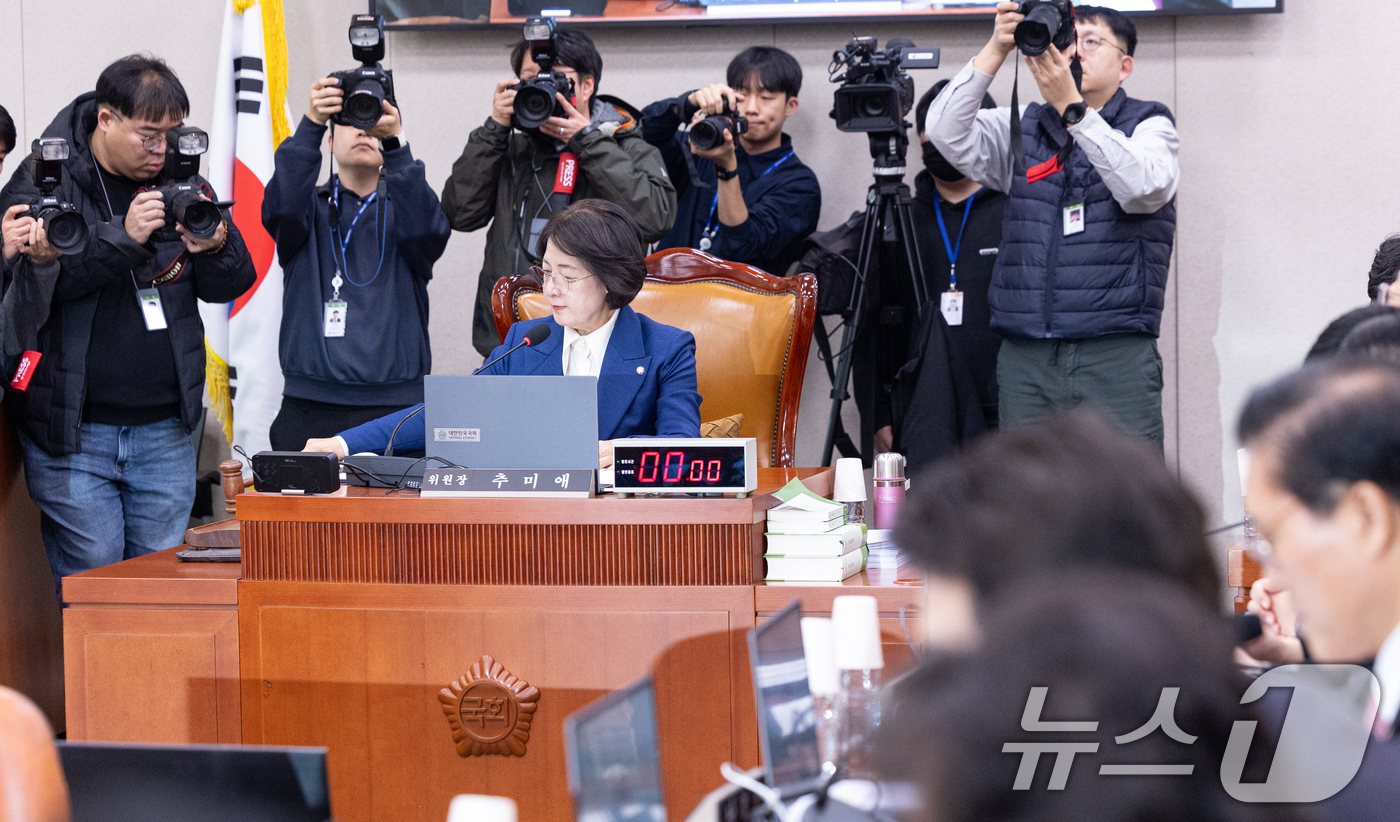 (서울=뉴스1) 이승배 기자 = 4일 서울 여의도 국회에서 열린 제432회국회(임시회) 법제사법위원회 제1차 전체회의에서 추미애 위원장이 의사봉을 두드리고 있다. 2026.2.4/ …