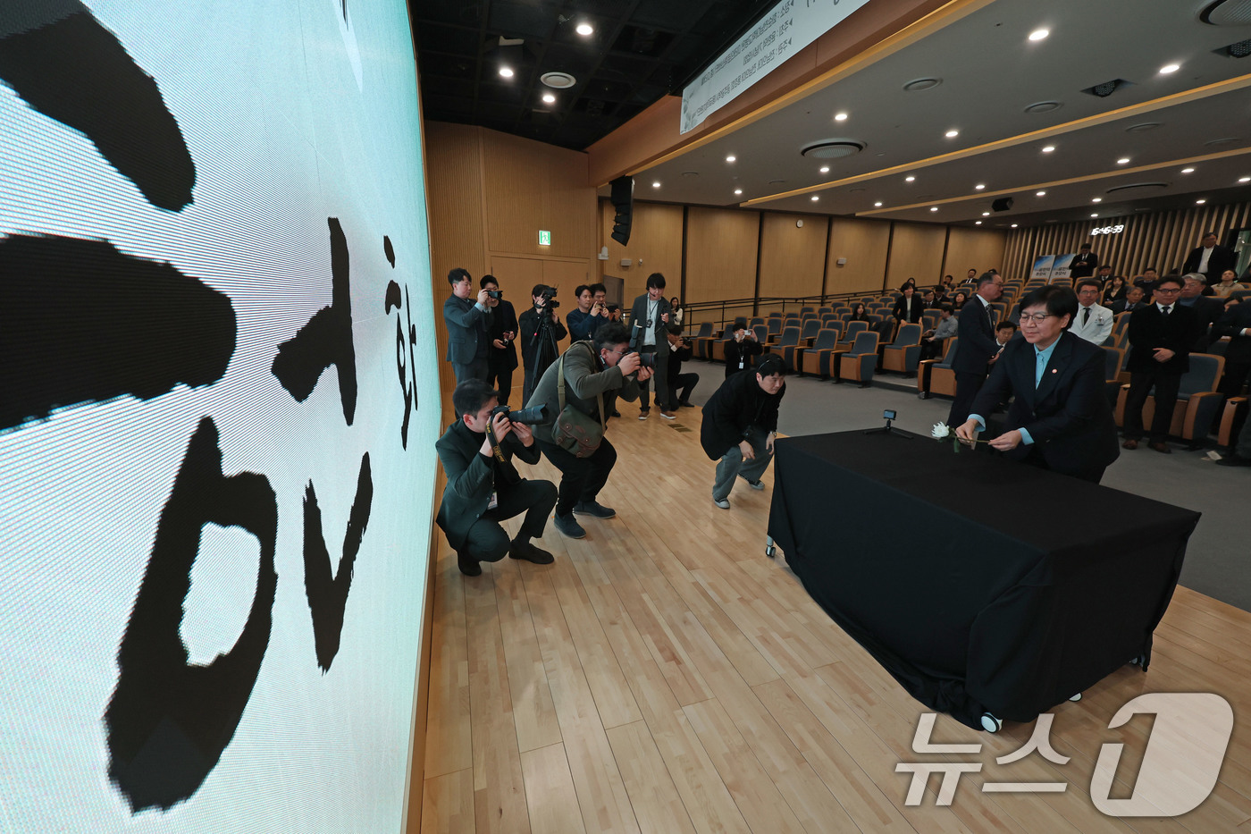 (화순=뉴스1) 박지현 기자 = 정은경 보건복지부 장관이 4일 오후 화순 전남대병원에서 열린 제 7주기 윤한덕 센터장 추모식에서 헌화하고 있다. 2026.2.4/뉴스1