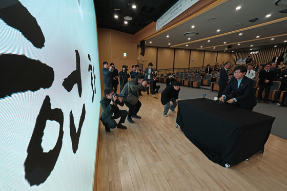 윤한덕 센터장에 헌화하는 정은경