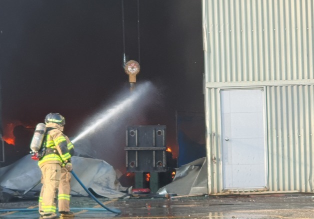 울산 온산공단 공장 보온자재 창고서 불…소방 진압 중