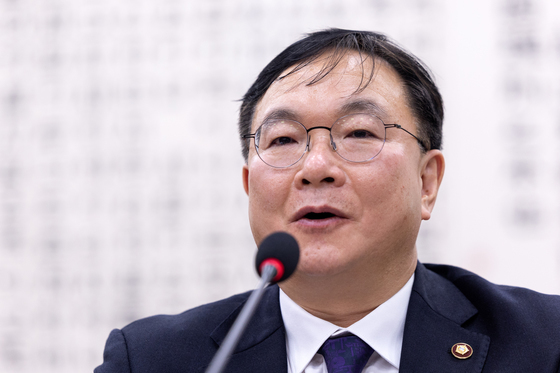 답변하는 박영재 처장