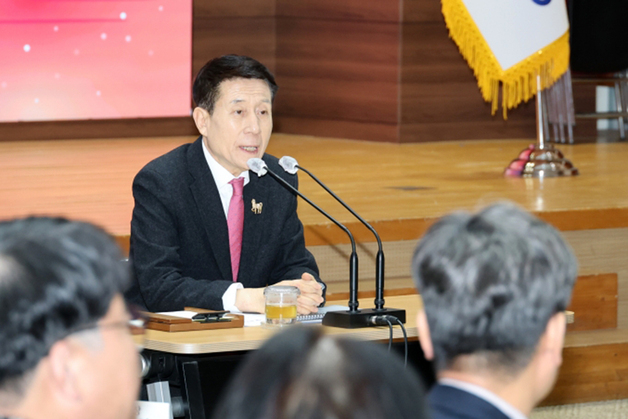 경북지사 출마 이강덕 포항시장 "흔들림 없이 현안 추진" 당부