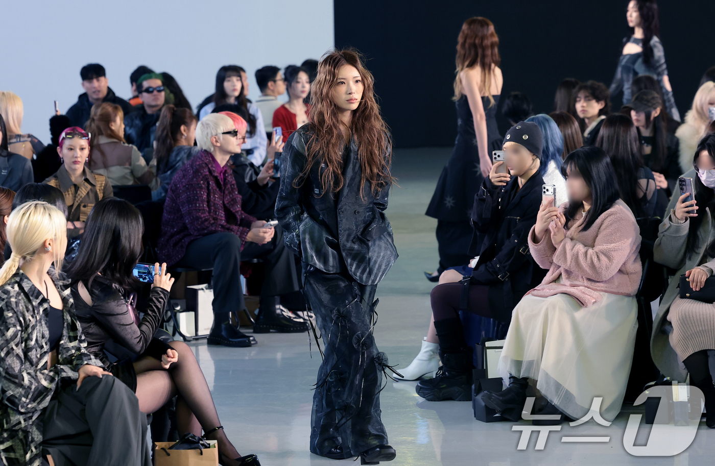 (서울=뉴스1) 권현진 기자 = 인플루언서 최준희가 4일 서울 중구 동대문디자인플라자(DDP)에서 열린 2026 F/W 서울패션위크 ‘페노메논시퍼' 패션쇼에 모델로 출연해 런웨이를 …