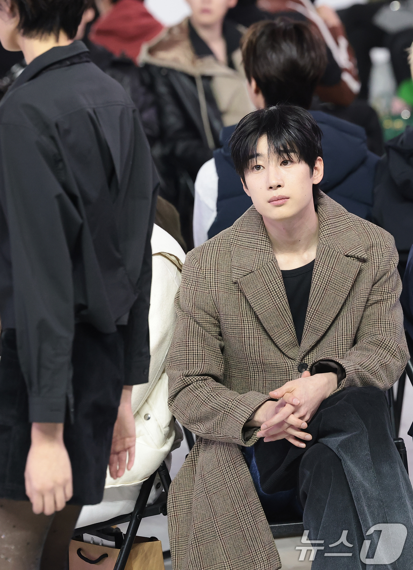 (서울=뉴스1) 권현진 기자 = 가수 한승우가 4일 서울 중구 동대문디자인플라자(DDP)에서 열린 2026 F/W 서울패션위크 ‘페노메논시퍼' 패션쇼에서 쇼를 관람하고 있다. 20 …