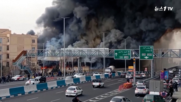 [영상] 이란 도심 뒤덮은 대형 화재…"美 타격 시 하메네이 체제 붕괴"
