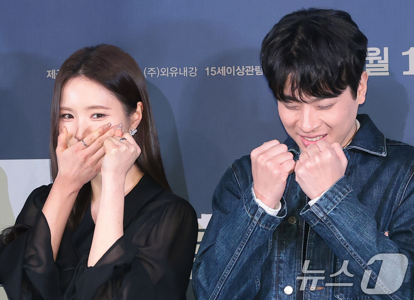 (서울=뉴스1) 권현진 기자 = 배우 신세경과 박정민(오른쪽)이 4일 오후 서울 용산구 CGV용산아이파크몰에서 열린 영화 '휴민트' 언론배급시사회 및 기자간담회에 참석해 미소를 짓 …