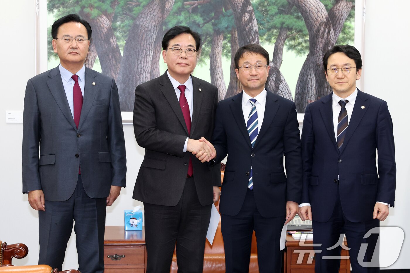 본문 이미지 - 한병도 더불어민주당 원내대표와 송언석 국민의힘 원내대표가 4일 서울 여의도 국회에서 미국의 관세 재인상과 관련해 대미투자특별법 처리를 위한 특별위원회를 구성하기로 합의하고 악수하고 있다.  2026.2.4/뉴스1 ⓒ News1 이승배 기자