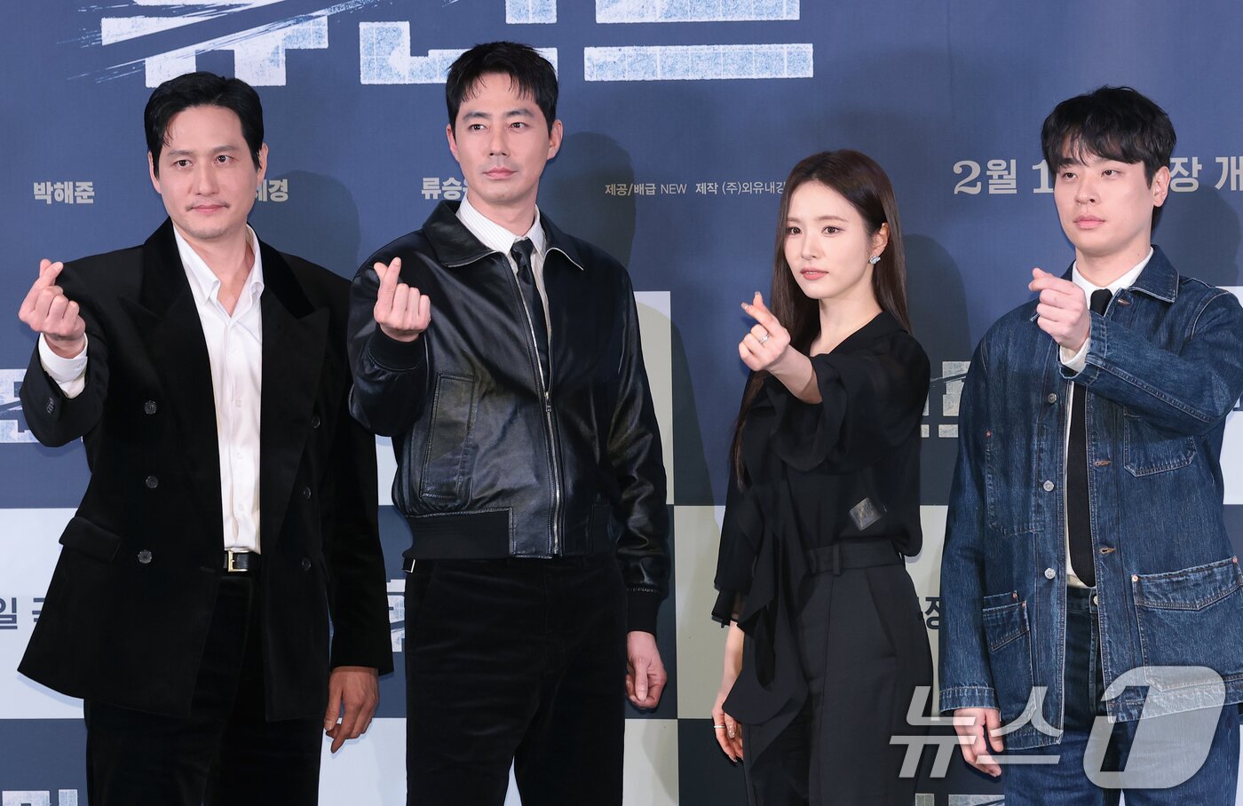 본문 이미지 - 배우 박해준(왼쪽부터)과 조인성, 신세경, 박정민이 4일 오후 서울 용산구 CGV용산아이파크몰에서 열린 영화 '휴민트' 언론배급시사회 및 기자간담회에 참석해 포즈를 취하고 있다. '휴민트'는 비밀도, 진실도 차가운 얼음 바다에 수장되는 블라디보스토크에서 서로 다른 목적을 가진 이들이 격돌하는 이야기를 그렸다. 2026.2.4/뉴스1 ⓒ News1 권현진 기자