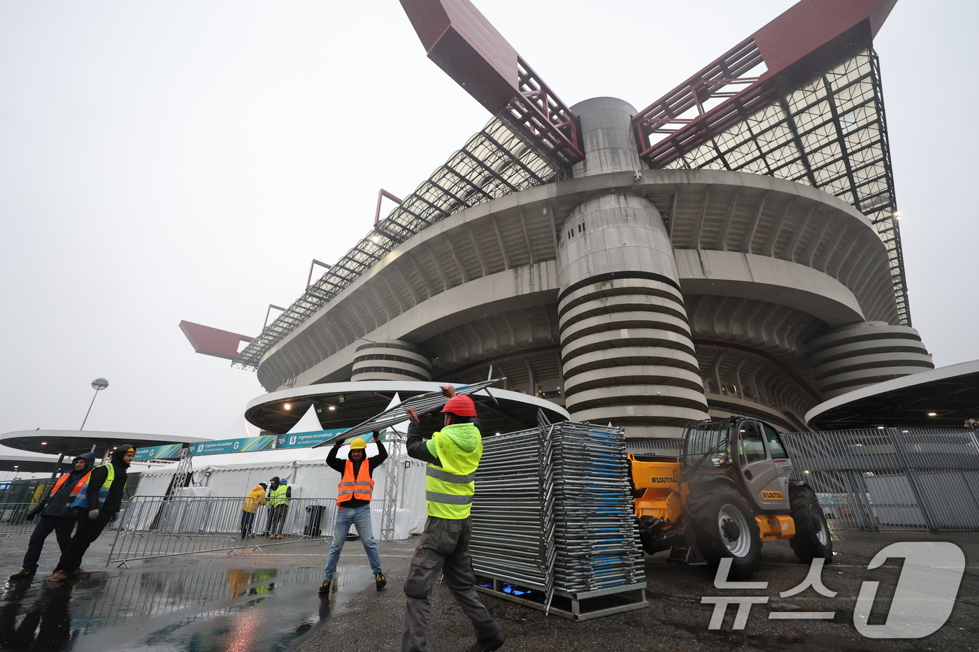(밀라노=뉴스1) 김진환 기자 = 2026 밀라노·코르티나담페초 동계올림픽 개막을 이틀 앞둔 4일(현지시간) 개막식이 열리는 이탈리아 밀라노 산시로 올림픽 스타디움에서 개막식 준비 …