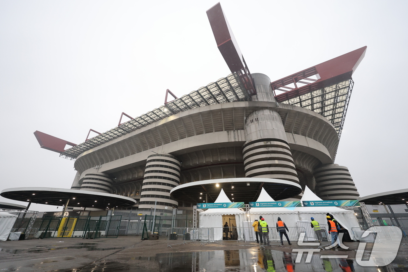 (밀라노=뉴스1) 김진환 기자 = 2026 밀라노·코르티나담페초 동계올림픽 개막을 이틀 앞둔 4일(현지시간) 개막식이 열리는 이탈리아 밀라노 산시로 올림픽 스타디움에서 개막식 준비 …