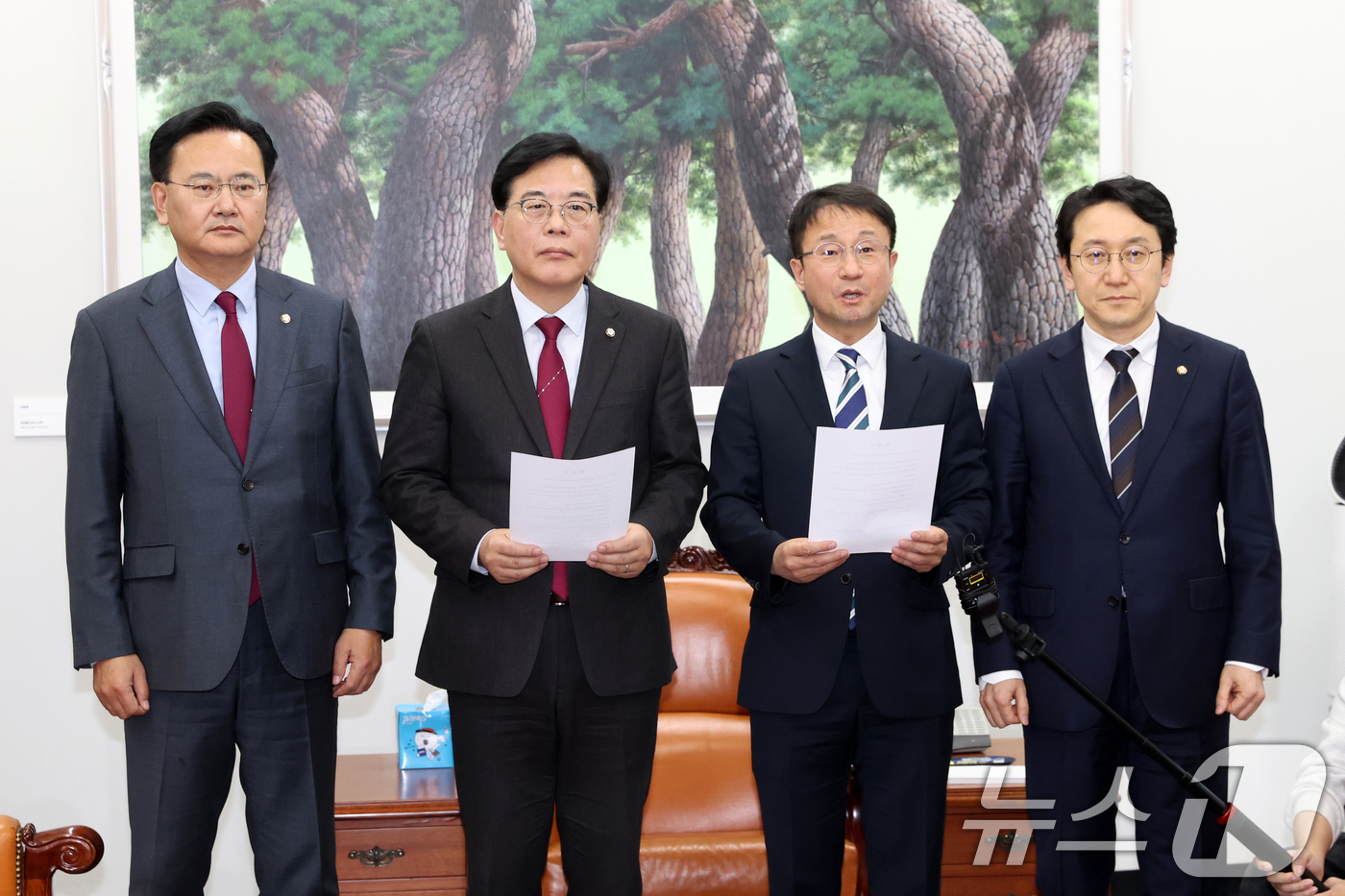 (서울=뉴스1) 이승배 기자 = 한병도 더불어민주당 원내대표와 송언석 국민의힘 원내대표가 4일 서울 여의도 국회에서 미국의 관세 재인상과 관련해 대미투자특별법 처리를 위한 특별위원 …