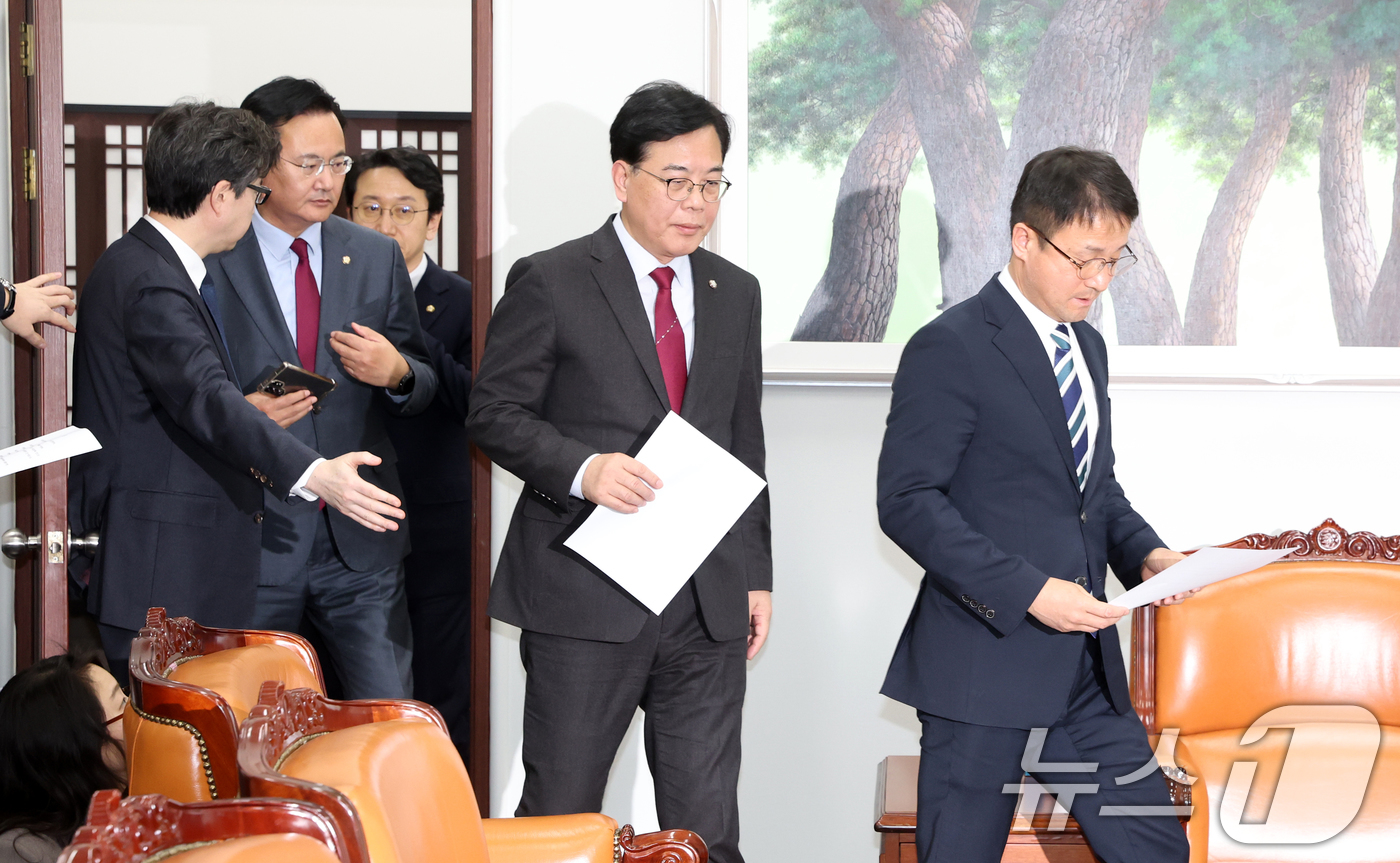 (서울=뉴스1) 이승배 기자 = 한병도 더불어민주당 원내대표와 송언석 국민의힘 원내대표가 4일 서울 여의도 국회에서 미국의 관세 재인상과 관련해 대미투자특별법 처리를 위한 특별위원 …