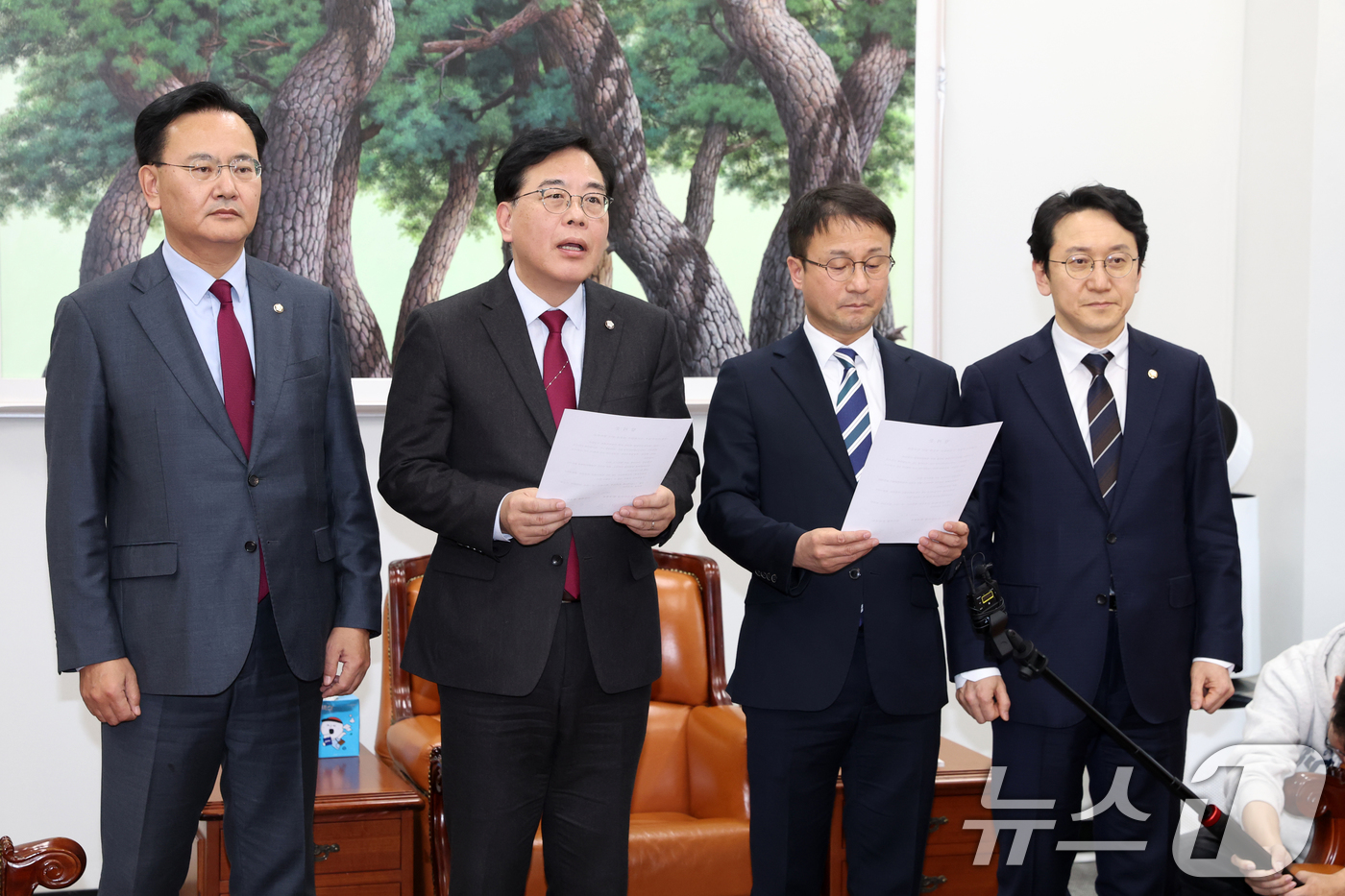 (서울=뉴스1) 이승배 기자 = 한병도 더불어민주당 원내대표와 송언석 국민의힘 원내대표가 4일 서울 여의도 국회에서 미국의 관세 재인상과 관련해 대미투자특별법 처리를 위한 특별위원 …