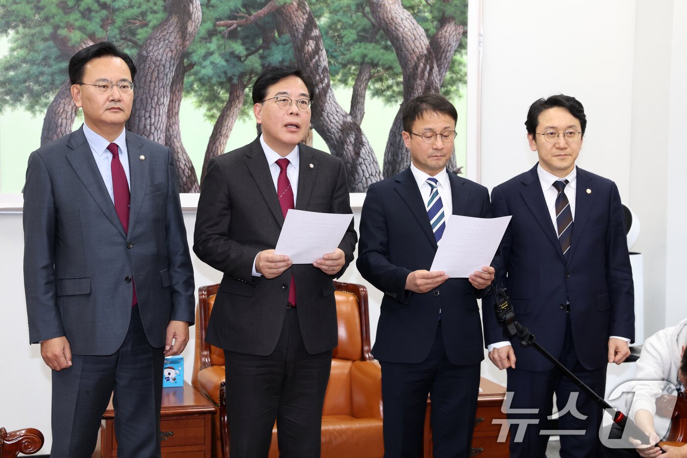 본문 이미지 - 한병도 더불어민주당 원내대표와 송언석 국민의힘 원내대표가 4일 서울 여의도 국회에서 미국의 관세 재인상과 관련해 대미투자특별법 처리를 위한 특별위원회를 구성하기로 합의한 뒤 합의문을 읽고 있다. 여야는 그동안 이견을 좁히지 못한 2월 임시국회 본회의 일정과 관련해 국민의힘 요구대로 12일 본회의를 개최하고 여야 합의된 법안을 처리하기로 했다. 2026.2.4/뉴스1 ⓒ News1 이승배 기자