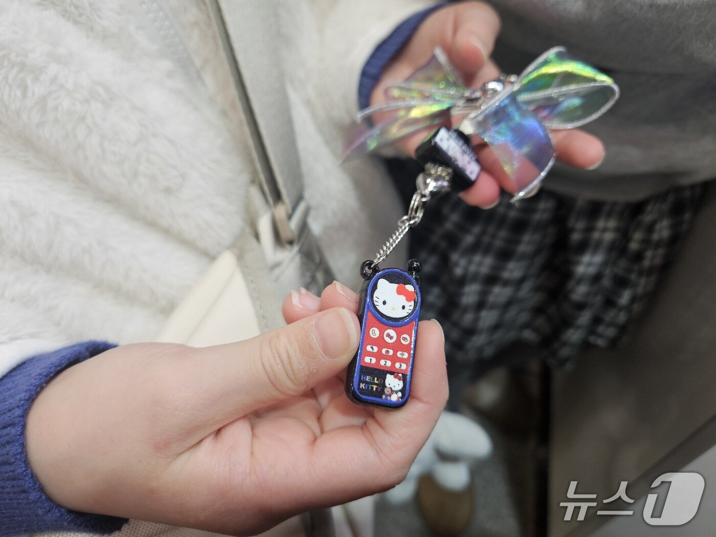 본문 이미지 - 강태린(11·여) 양이 직접 고른 부자재를 들어보이고 있다. 2026.2.4/뉴스1 ⓒ News1 유채연 기자