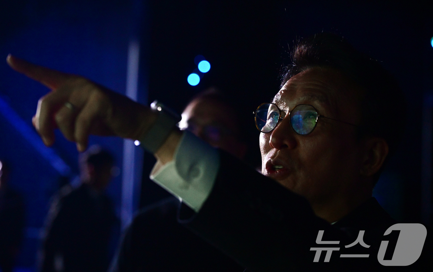 (성남=뉴스1) 청사사진기자단 = 김민석 국무총리가 4일 오후 문화콘텐츠 현장 방문차 경기 성남시 분당구 네이버를 방문해 최수연 네이버 대표와 모션 스테이지에 대한 설명을 듣고 있 …