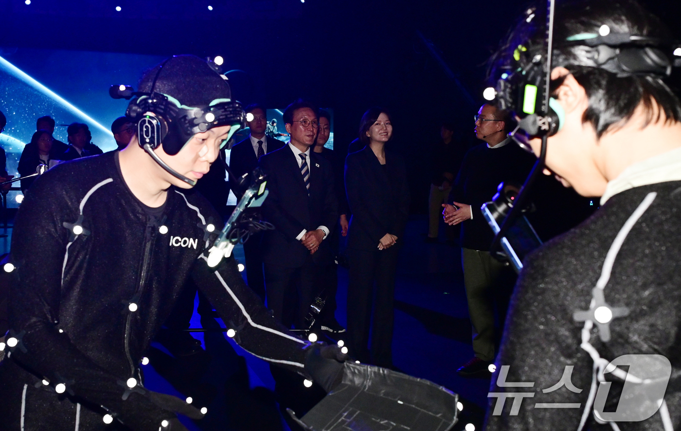 (성남=뉴스1) 청사사진기자단 = 김민석 국무총리가 4일 오후 문화콘텐츠 현장 방문차 경기 성남시 분당구 네이버를 방문해 최수연 네이버 대표와 모션 스테이지에 대한 설명을 듣고 있 …