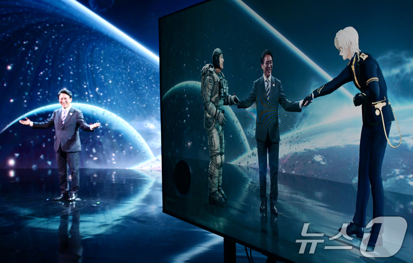 (성남=뉴스1) 청사사진기자단 = 김민석 국무총리가 4일 오후 문화콘텐츠 현장 방문차 경기 성남시 분당구 네이버를 방문해 모션 스테이지를 체험하고 있다. 2026.2.4/뉴스1