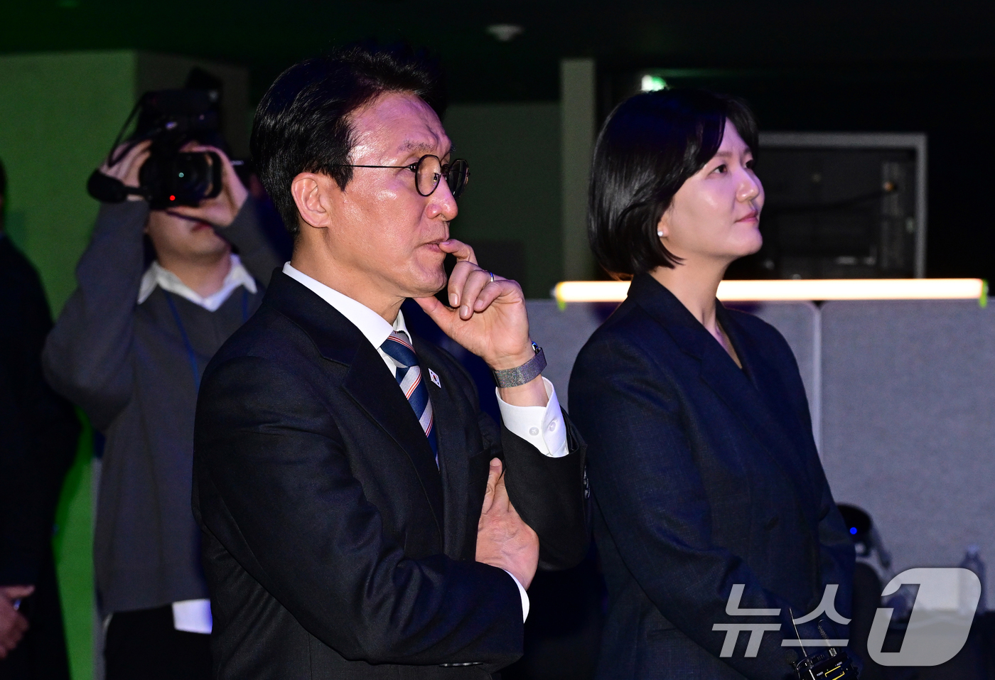 (성남=뉴스1) 청사사진기자단 = 김민석 국무총리가 4일 오후 문화콘텐츠 현장 방문차 경기 성남시 분당구 네이버를 방문해 최수연 네이버 대표와 모션 스테이지에 대한 설명을 듣고 있 …