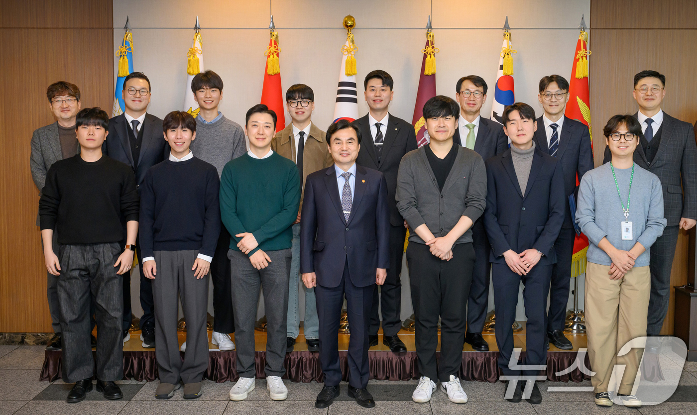 (서울=뉴스1) = 안규백 국방부장관이 4일 오후 서울 용산구 국방컨벤션에서 열린 국방창업경진대회 출신 청년 창업인 간담회에서 참석자들과 기념촬영을 하고 있다. (국방부 제공. 재 …