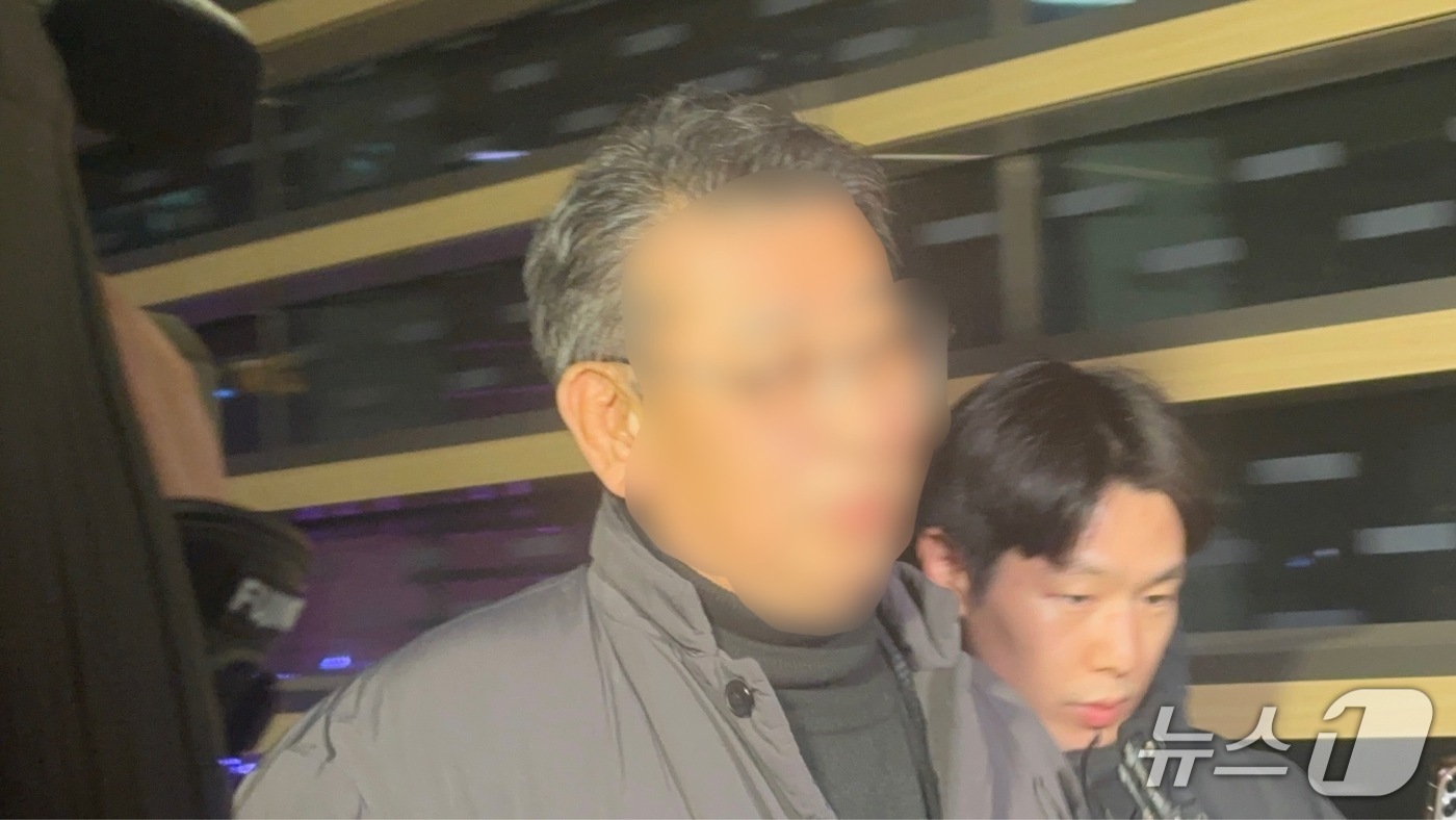 (서울=뉴스1) 강서연 기자 = 인천 강화군의 중증 발달장애인 시설 '색동원'에서 여성 입소자들을 상대로 성적 학대를 한 혐의를 받는 시설장 A 씨가 4일 서울 중구 서울경찰청 여 …