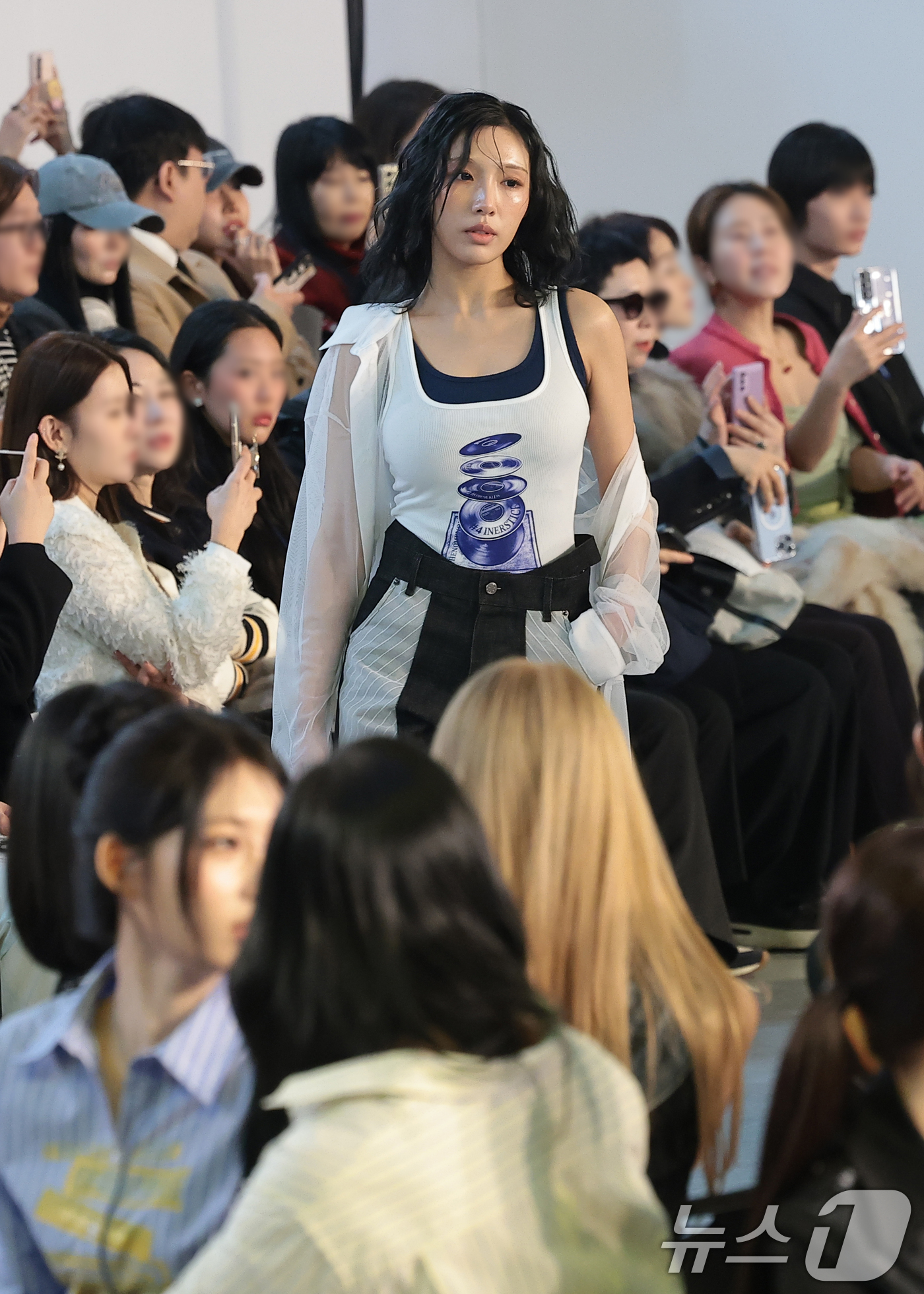 (서울=뉴스1) 권현진 기자 = 라잇썸 초원이 4일 서울 중구 동대문디자인플라자(DDP)에서 열린 2026 F/W 서울패션위크 ‘페노메논시퍼' 패션쇼에 모델로 출연해 런웨이를 걷고 …