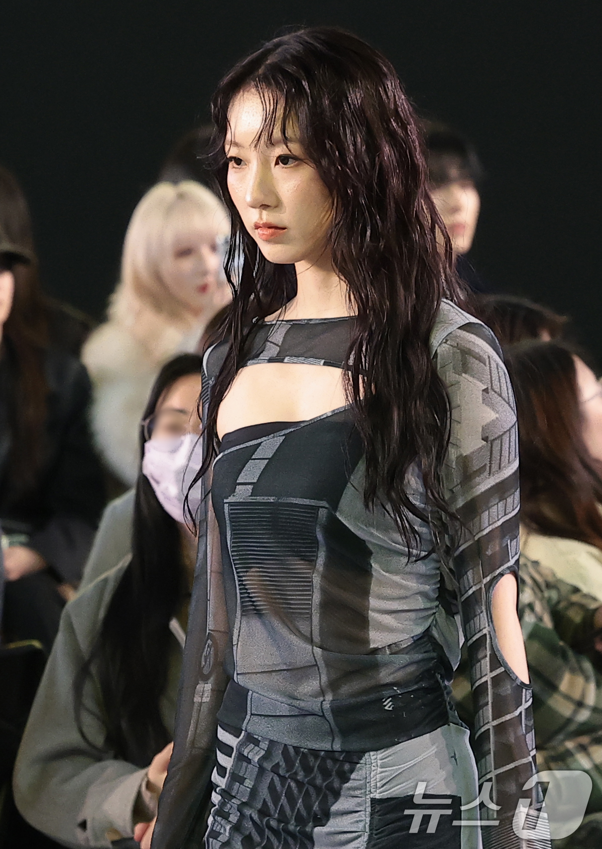 (서울=뉴스1) 권현진 기자 = 라잇썸 주현이 4일 서울 중구 동대문디자인플라자(DDP)에서 열린 2026 F/W 서울패션위크 ‘페노메논시퍼' 패션쇼에 모델로 출연해 런웨이를 걷고 …