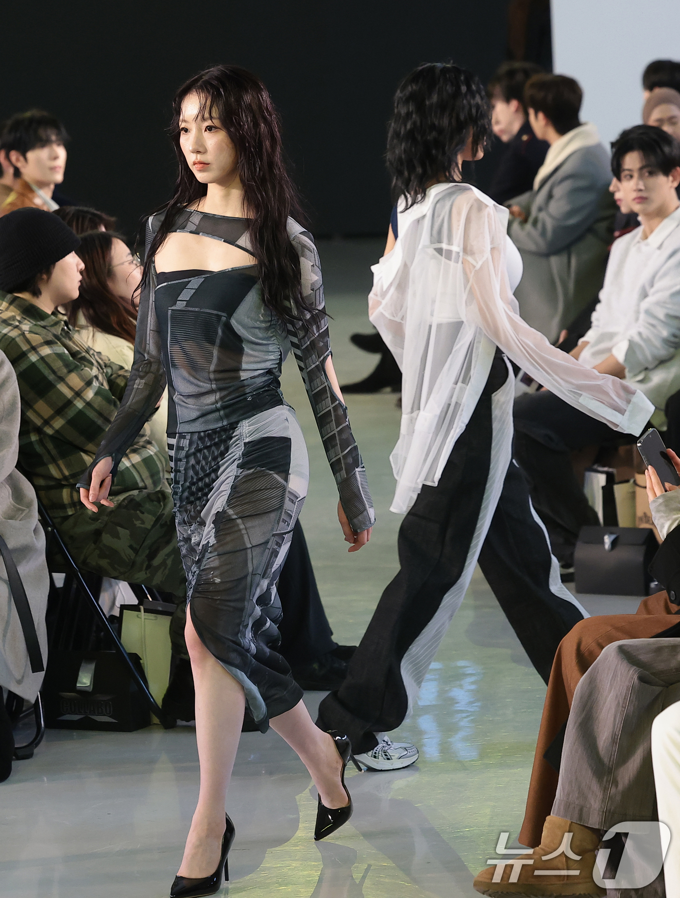(서울=뉴스1) 권현진 기자 = 라잇썸 주현이 4일 서울 중구 동대문디자인플라자(DDP)에서 열린 2026 F/W 서울패션위크 ‘페노메논시퍼' 패션쇼에 모델로 출연해 런웨이를 걷고 …