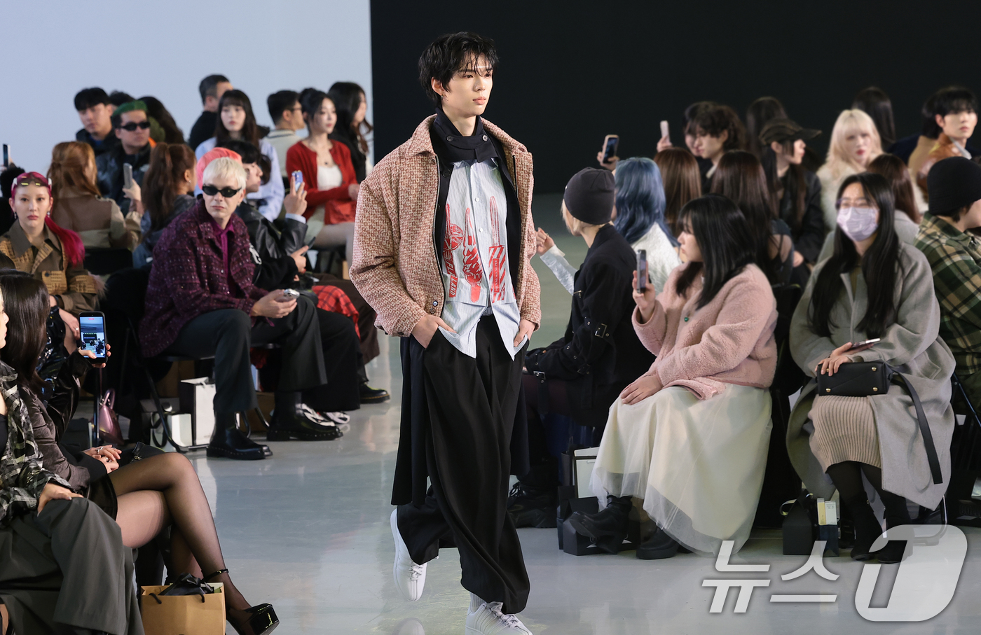 (서울=뉴스1) 권현진 기자 = 앰퍼샌드원 브라이언이 4일 서울 중구 동대문디자인플라자(DDP)에서 열린 2026 F/W 서울패션위크 ‘페노메논시퍼' 패션쇼에 모델로 출연해 런웨이 …