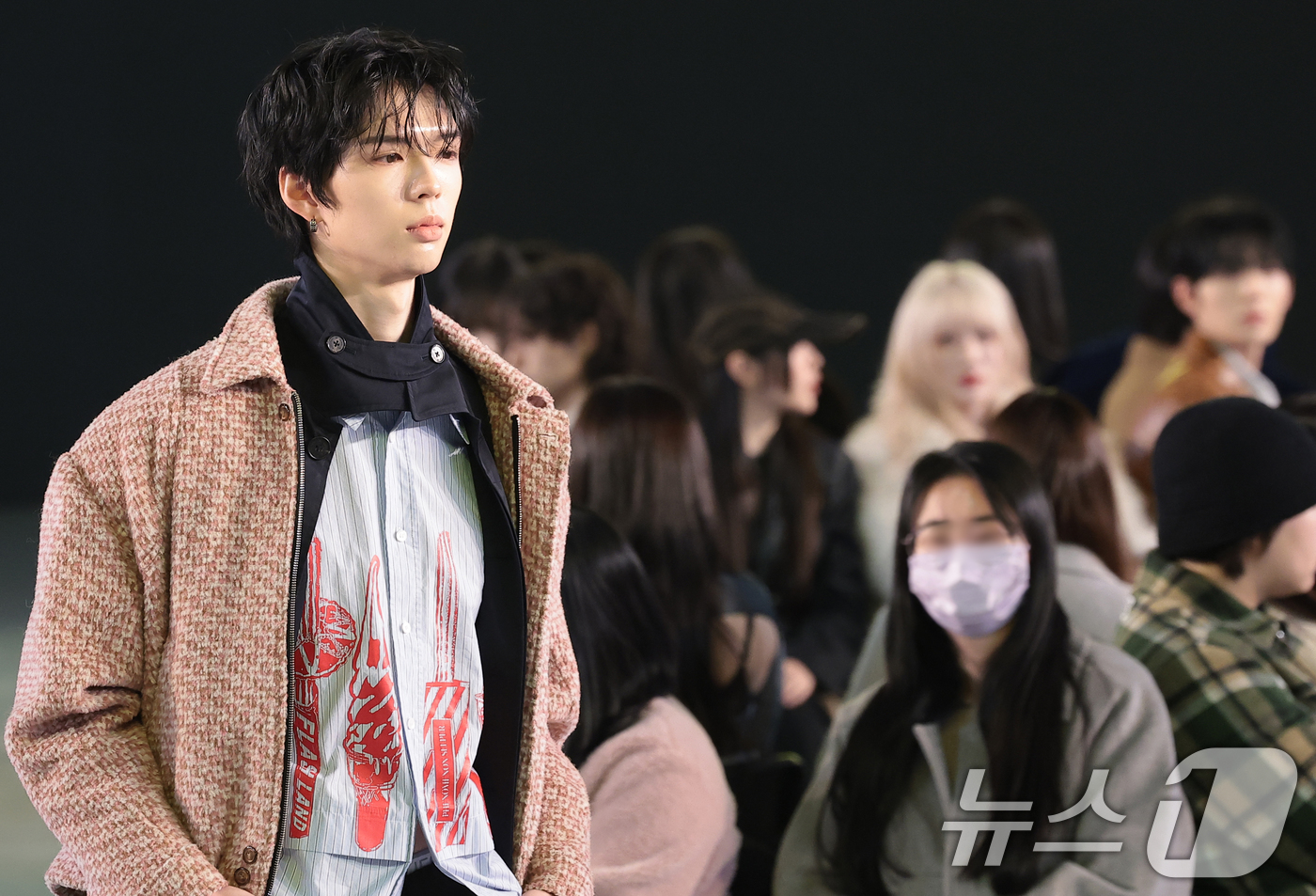 (서울=뉴스1) 권현진 기자 = 앰퍼샌드원 브라이언이 4일 서울 중구 동대문디자인플라자(DDP)에서 열린 2026 F/W 서울패션위크 ‘페노메논시퍼' 패션쇼에 모델로 출연해 런웨이 …