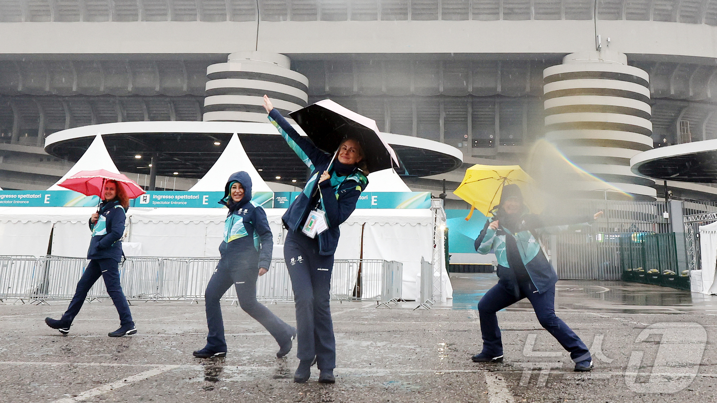 (밀라노=뉴스1) 김진환 기자 = 2026 밀라노·코르티나담페초 동계올림픽 개막을 이틀 앞둔 4일(현지시간) 개회식이 열리는 이탈리아 밀라노 산시로 올림픽 스타디움에서 자원봉사자들 …