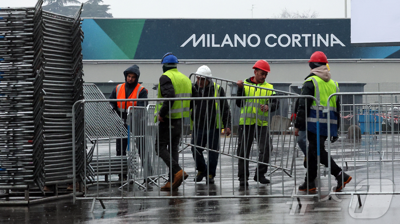 (밀라노=뉴스1) 김진환 기자 = 2026 밀라노·코르티나담페초 동계올림픽 개막을이틀 앞둔 4일(현지시간) 개회식이 열리는 이탈리아 밀라노 산시로 올림픽 스타디움에서 개회식 준비 …