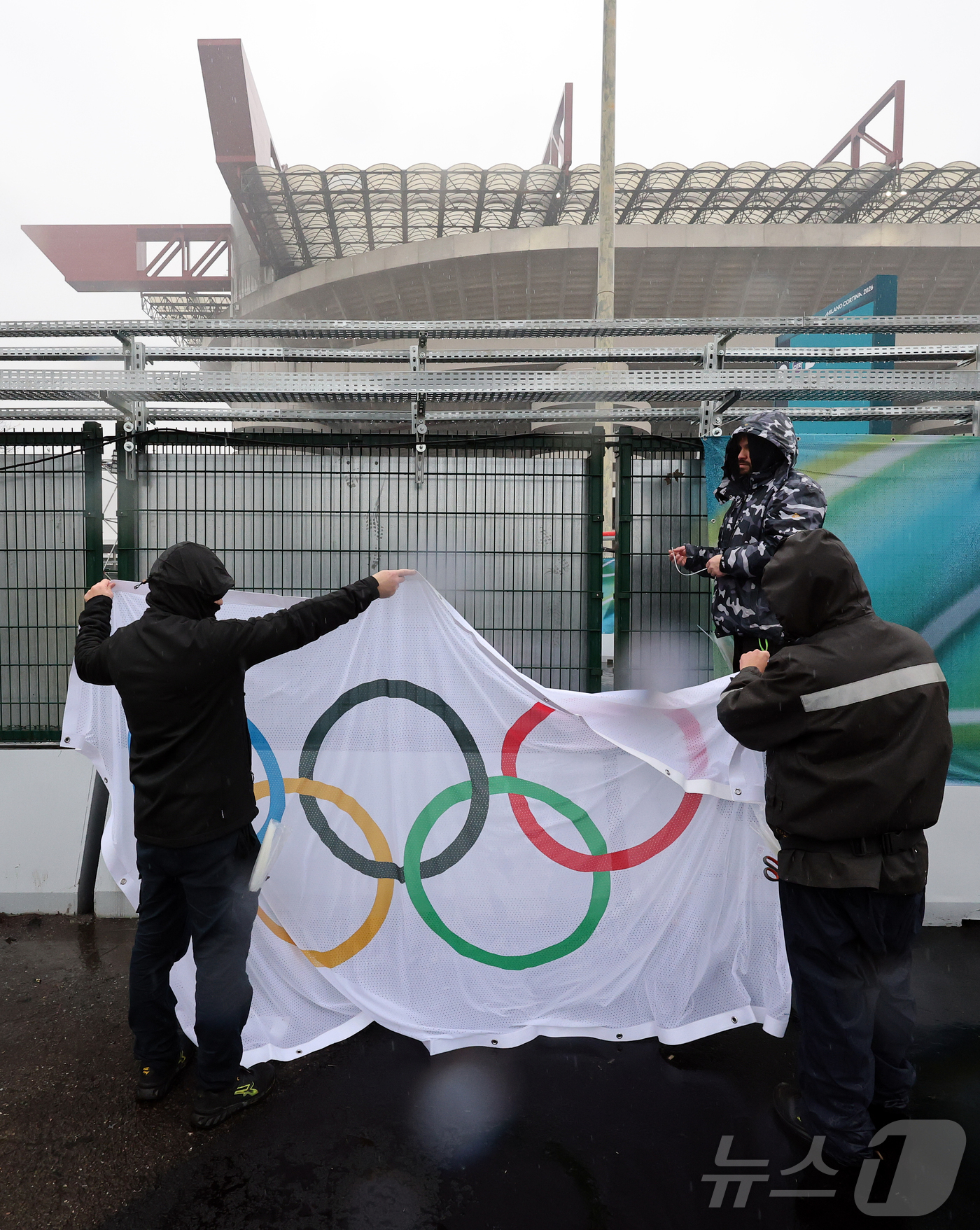 (밀라노=뉴스1) 김진환 기자 = 2026 밀라노·코르티나담페초 동계올림픽 개막을 이틀 앞둔 4일(현지시간) 개회식이 열리는 이탈리아 밀라노 산시로 올림픽 스타디움에서 개회식 준비 …