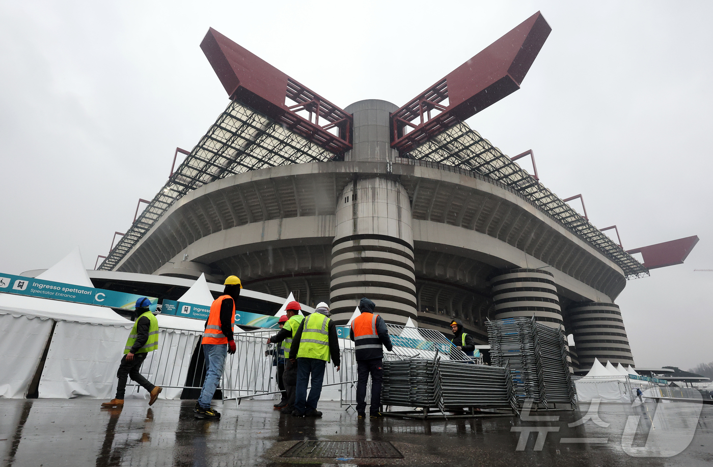 (밀라노=뉴스1) 김진환 기자 = 2026 밀라노·코르티나담페초 동계올림픽 개막을 이틀 앞둔 4일(현지시간) 개회식이 열리는 이탈리아 밀라노 산시로 올림픽 스타디움이 개회식 준비 …