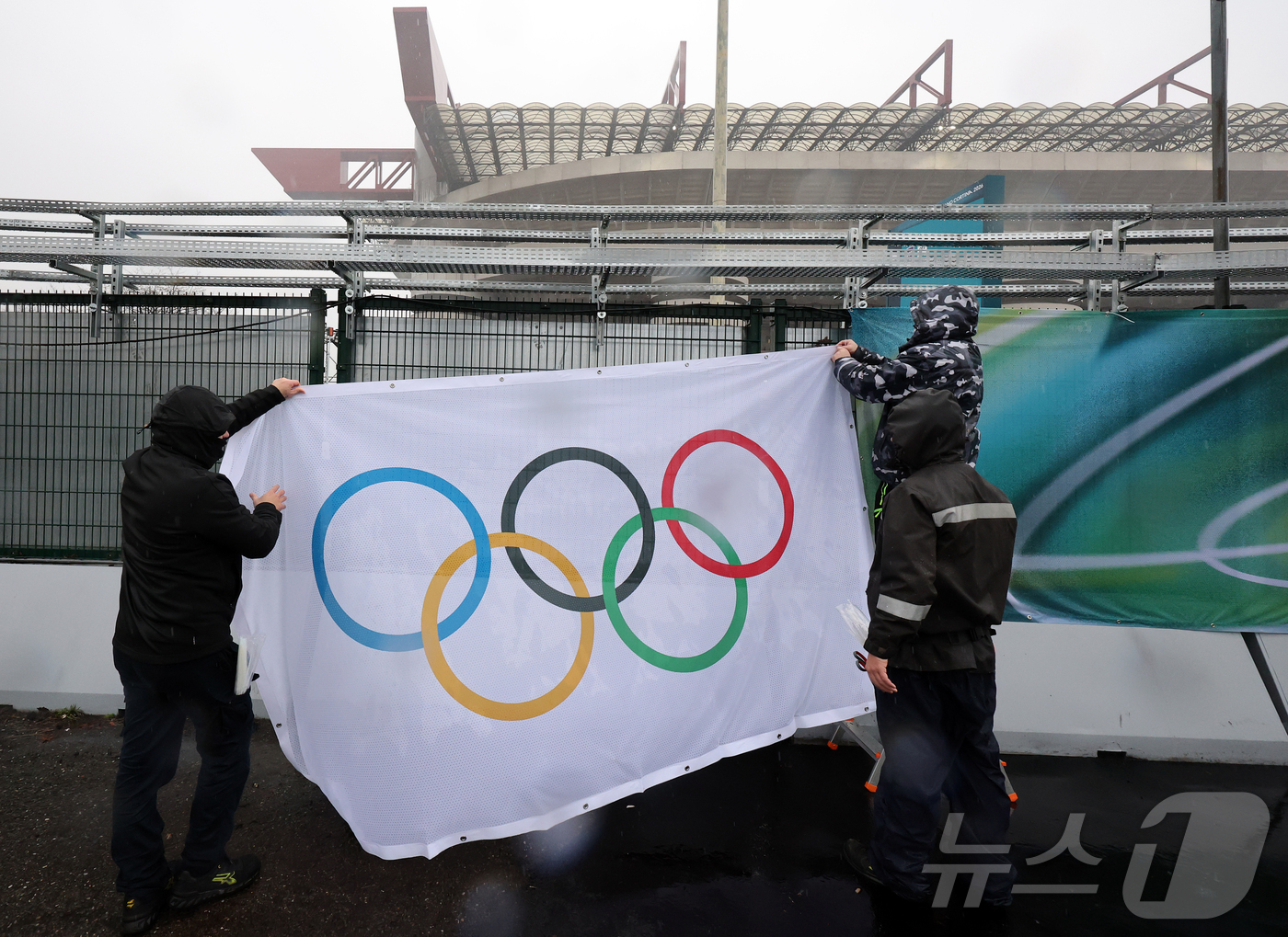 (밀라노=뉴스1) 김진환 기자 = 2026 밀라노·코르티나담페초 동계올림픽 개막을 이틀 앞둔 4일(현지시간) 개회식이 열리는 이탈리아 밀라노 산시로 올림픽 스타디움에서 개회식 준비 …
