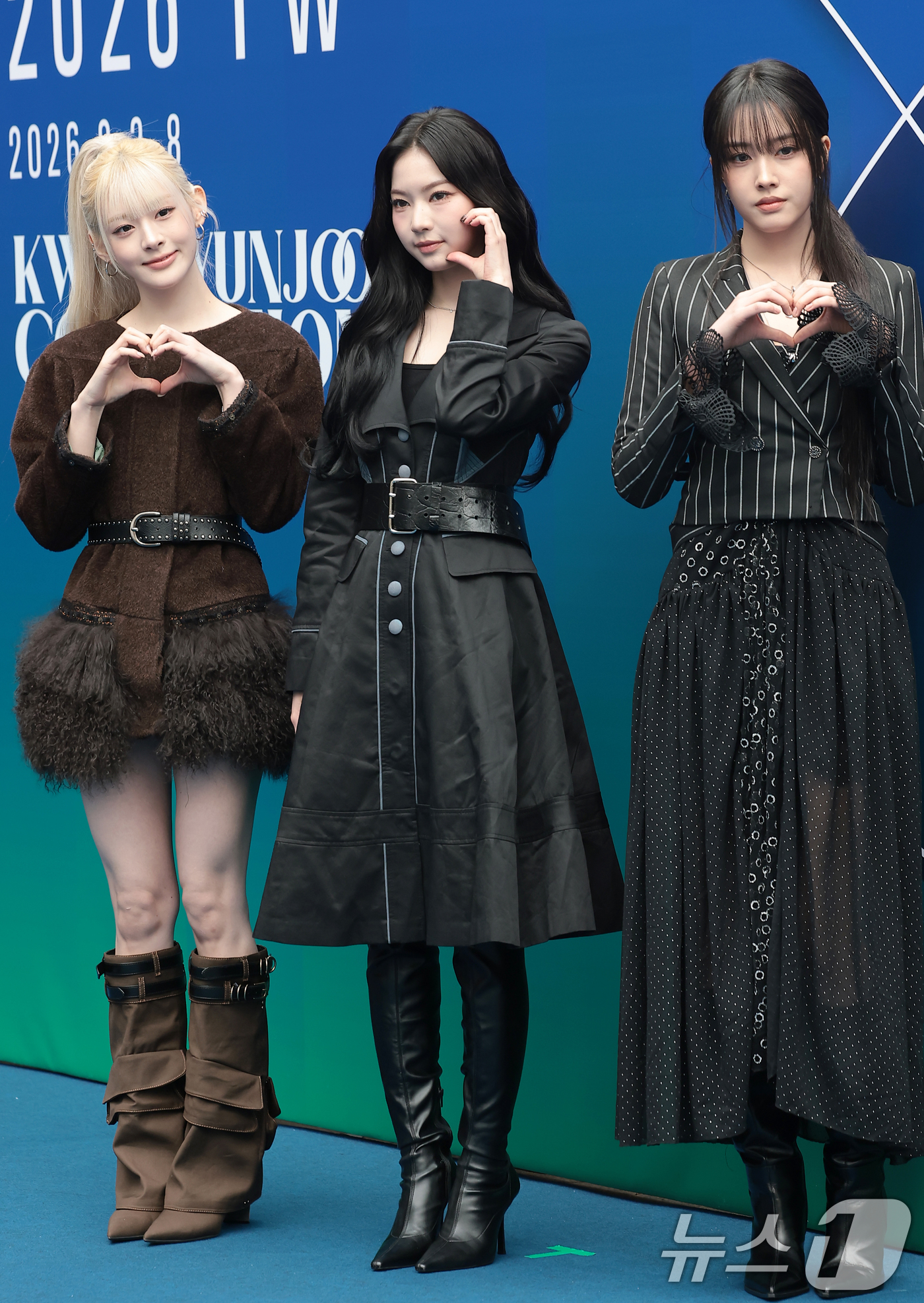 (서울=뉴스1) 권현진 기자 = 스테이씨 세은(왼쪽부터)과 아이사, 윤이 4일 서울 중구 동대문디자인플라자(DDP)에서 열린 2026 F/W 서울패션위크 곽현주 패션쇼에 참석해 포 …