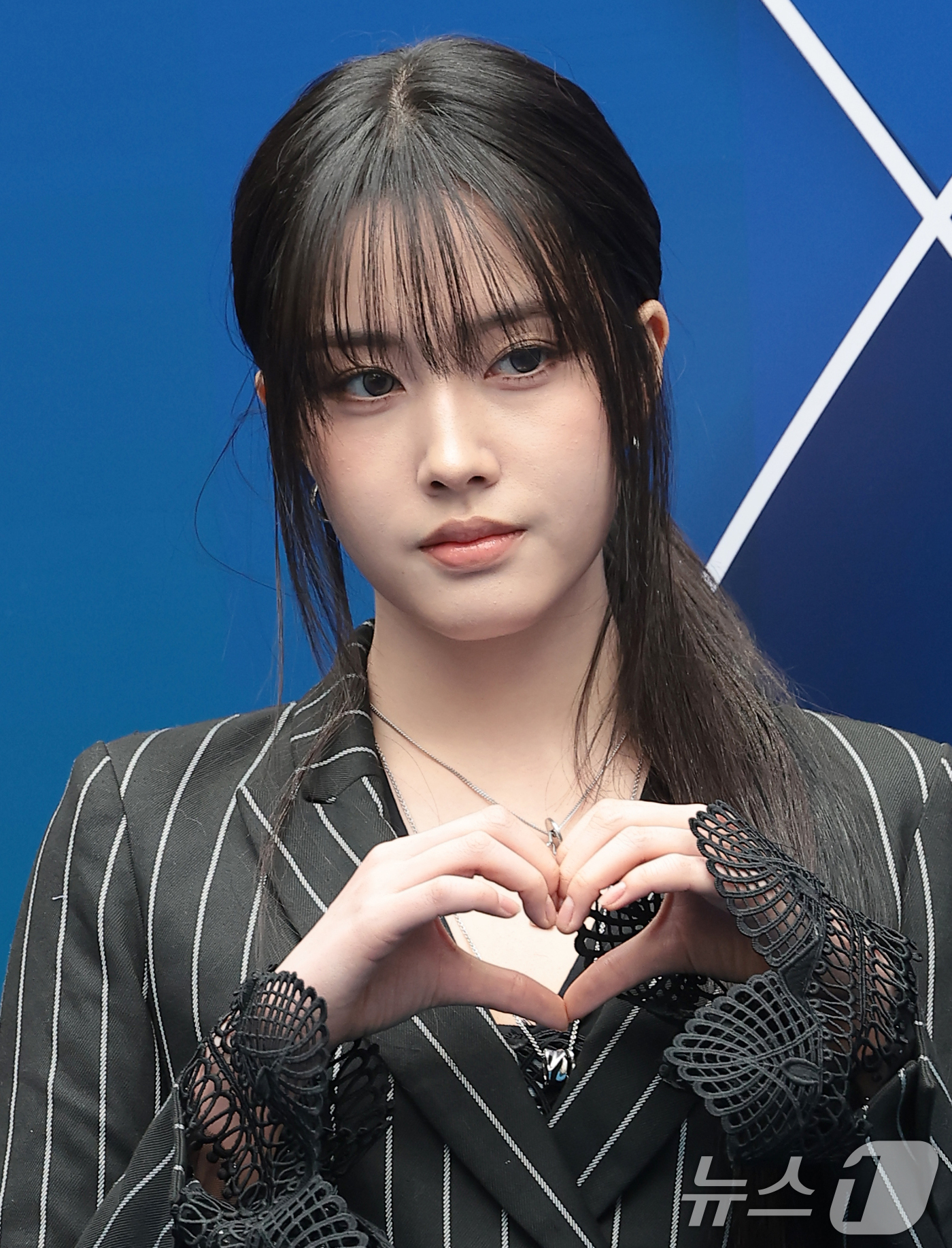 (서울=뉴스1) 권현진 기자 = 스테이씨 윤이 4일 서울 중구 동대문디자인플라자(DDP)에서 열린 2026 F/W 서울패션위크 곽현주 패션쇼에 참석해 포즈를 취하고 있다. 2026 …