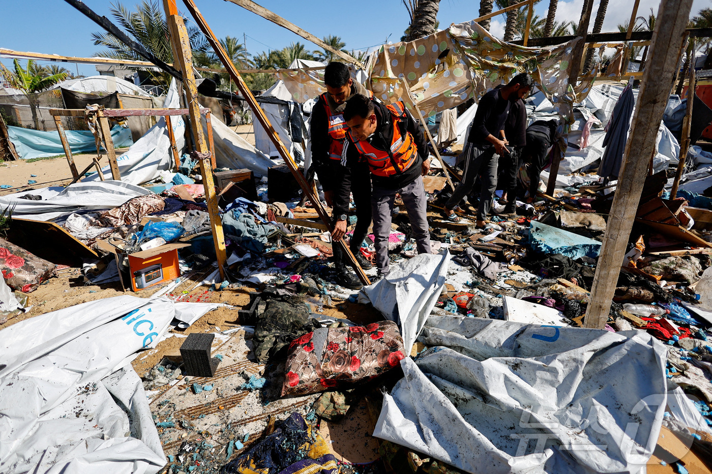 (칸유니스 로이터=뉴스1) 윤다정 기자 = 4일(현지시간) 팔레스타인 가자 지구 남부 칸유니스에서 민방위 대원들이 이스라엘 공습을 받은 피난민 캠프를 점검하고 있다. 2026.02 …