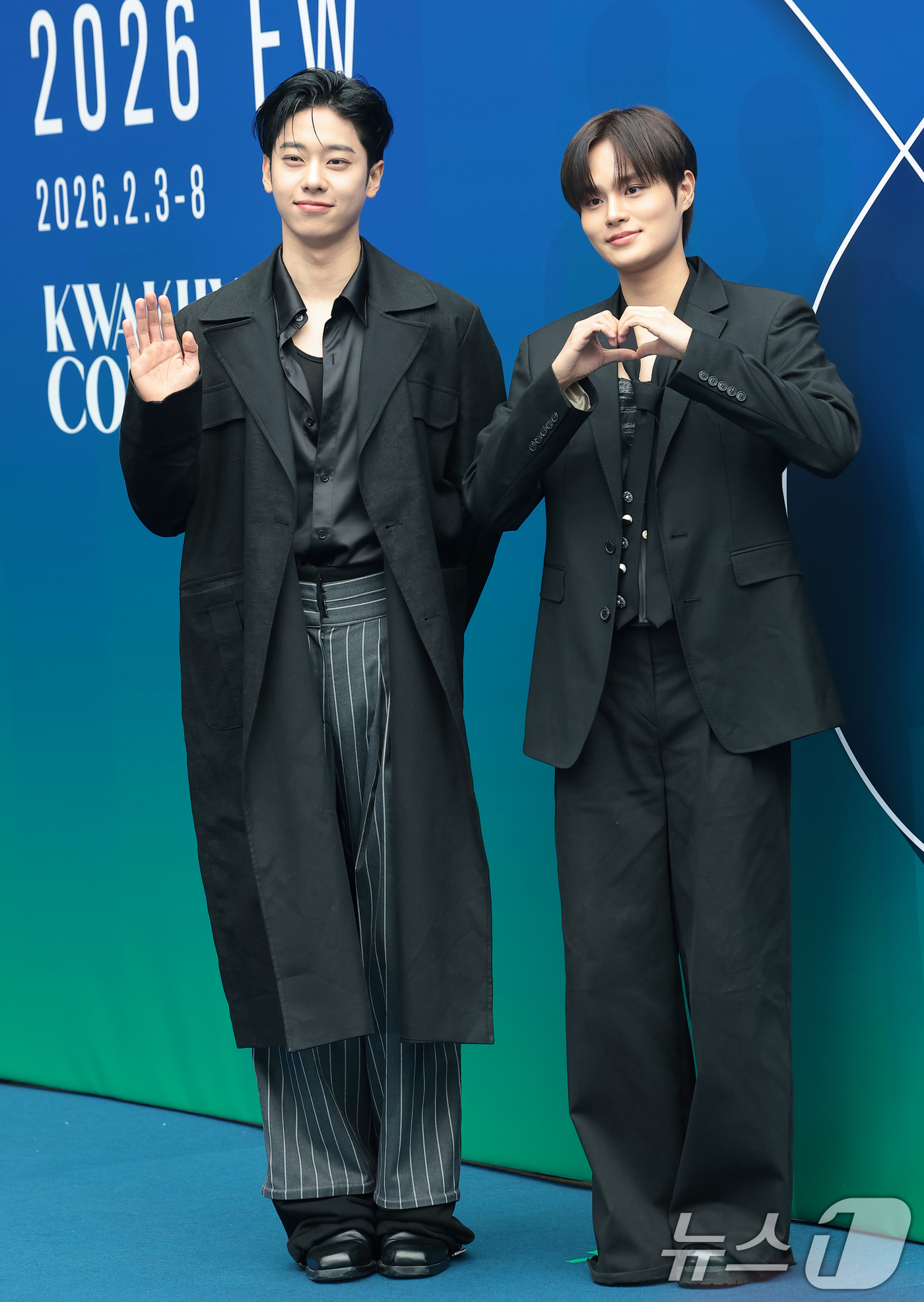 (서울=뉴스1) 권현진 기자 = 에이비식스 김동현 이대휘(오른쪽)가 4일 서울 중구 동대문디자인플라자(DDP)에서 열린 2026 F/W 서울패션위크 곽현주 패션쇼에 참석해 포즈를 …