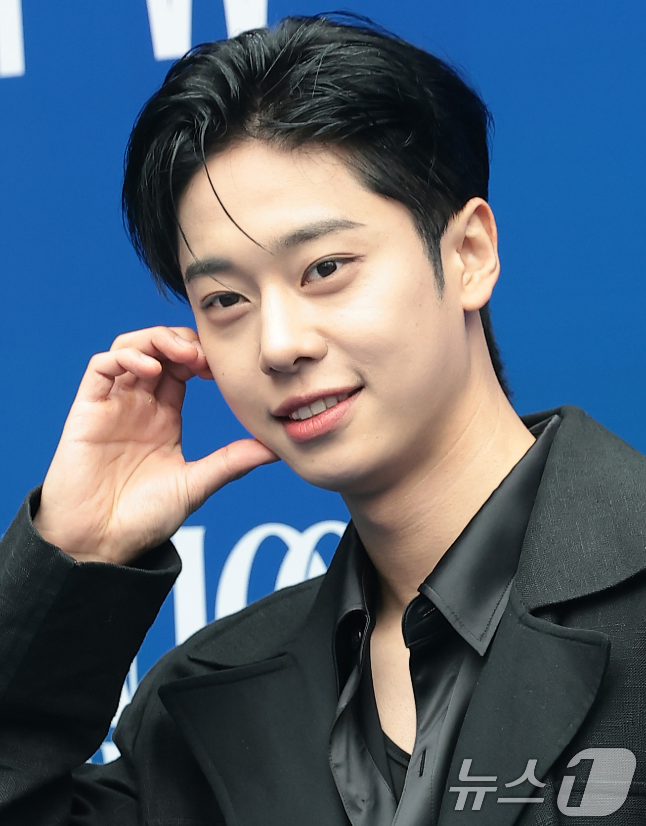 (서울=뉴스1) 권현진 기자 = 에이비식스 김동현이 4일 서울 중구 동대문디자인플라자(DDP)에서 열린 2026 F/W 서울패션위크 곽현주 패션쇼에 참석해 포즈를 취하고 있다. 2 …