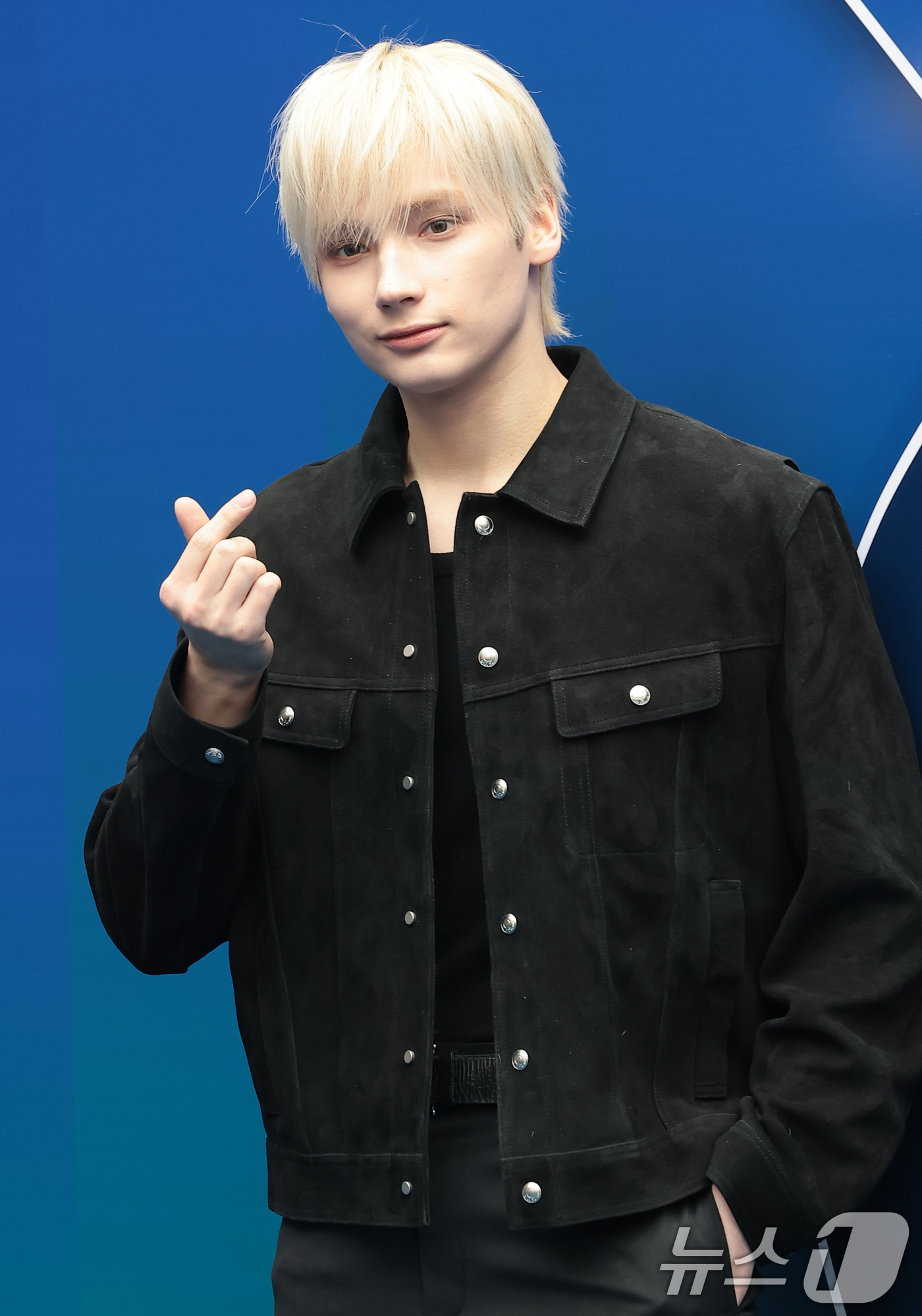 (서울=뉴스1) 권현진 기자 = 투모로우바이투게더 휴닝카이가 4일 서울 중구 동대문디자인플라자(DDP)에서 열린 2026 F/W 서울패션위크 곽현주 패션쇼에 참석해 포즈를 취하고 …