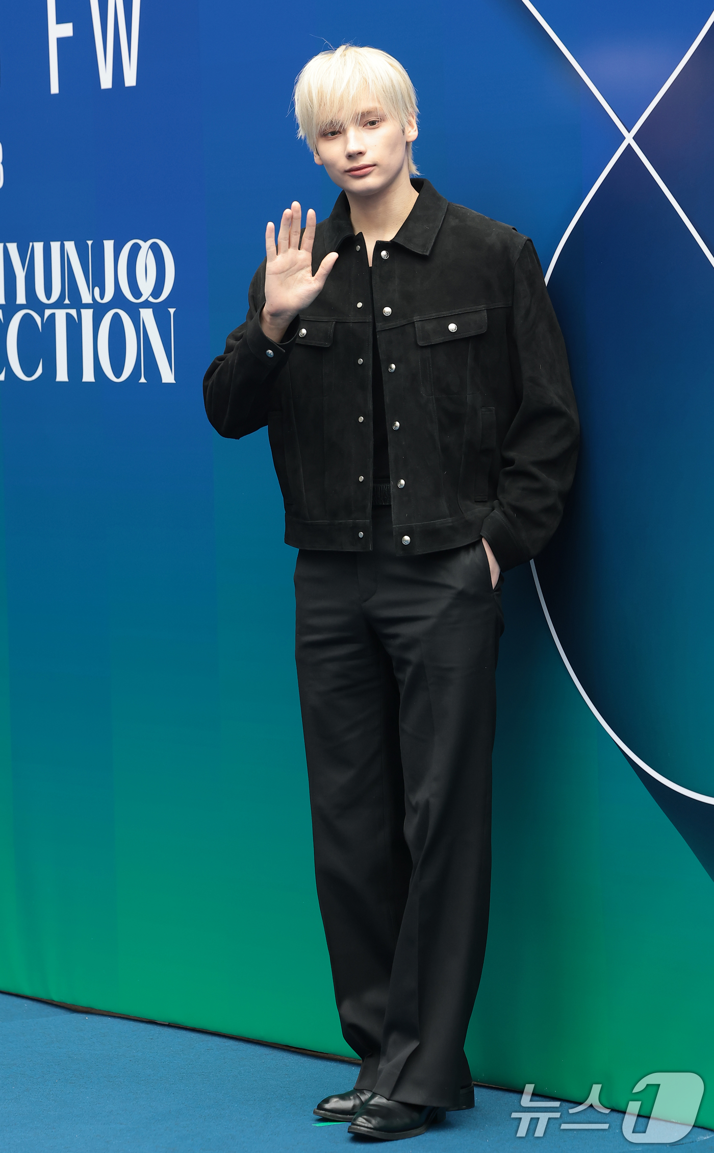 (서울=뉴스1) 권현진 기자 = 투모로우바이투게더 휴닝카이가 4일 서울 중구 동대문디자인플라자(DDP)에서 열린 2026 F/W 서울패션위크 곽현주 패션쇼에 참석해 포즈를 취하고 …