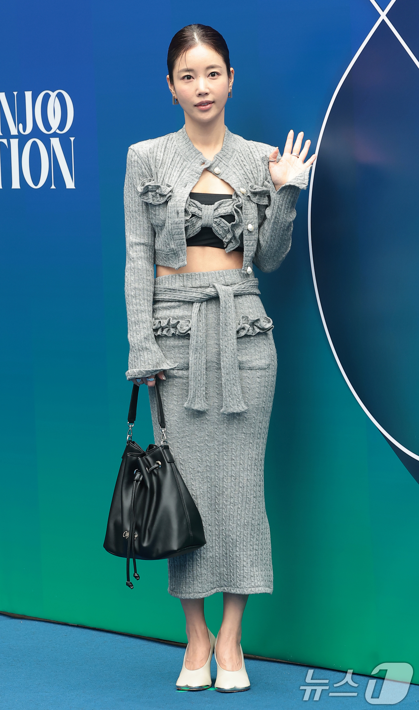 (서울=뉴스1) 권현진 기자 = 배우 기은세가 4일 서울 중구 동대문디자인플라자(DDP)에서 열린 2026 F/W 서울패션위크 곽현주 패션쇼에 참석해 포즈를 취하고 있다. 2026 …