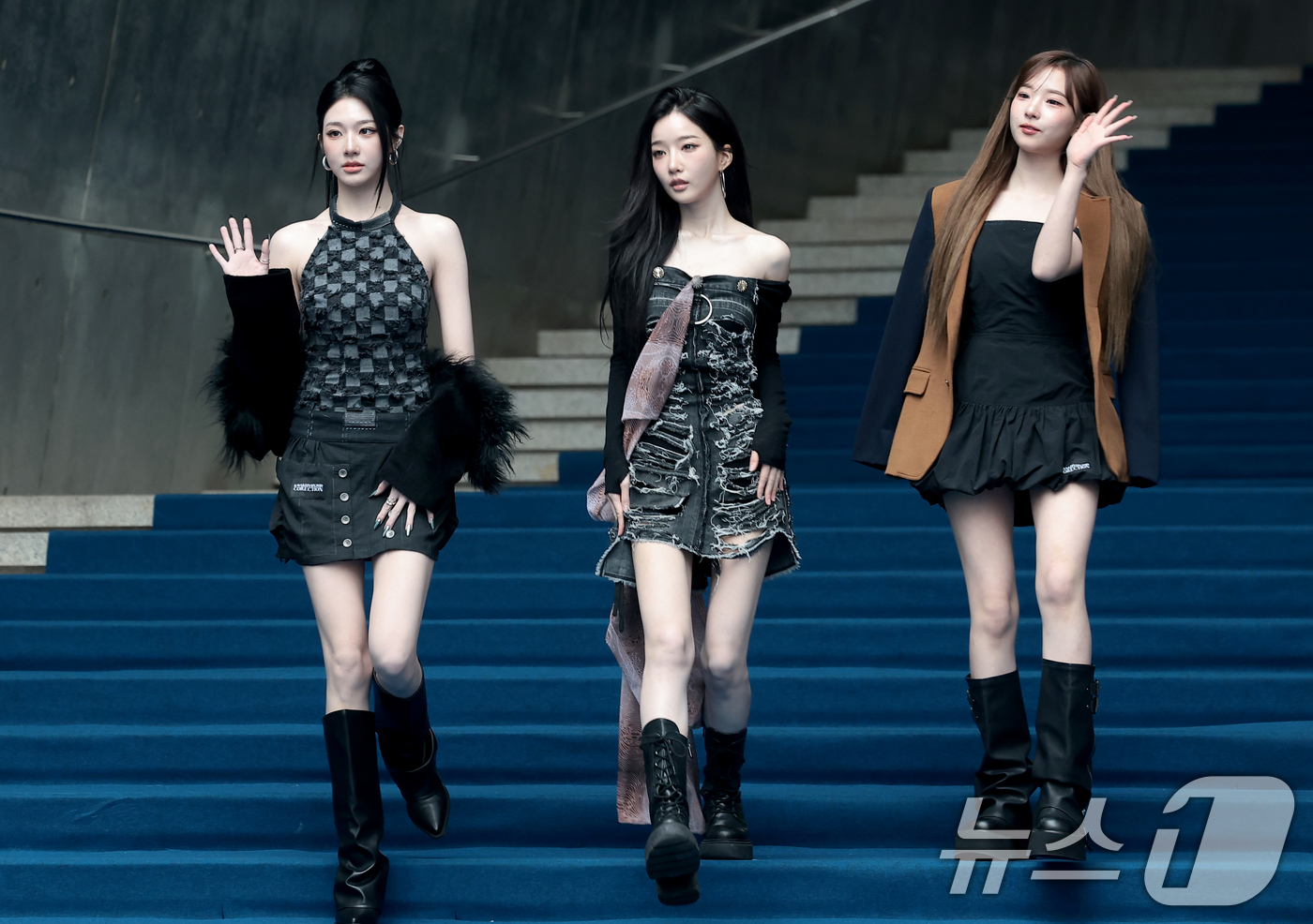 (서울=뉴스1) 권현진 기자 = 트리플에스 신위(왼쪽부터)와 김유연, 정하연이 4일 서울 중구 동대문디자인플라자(DDP)에서 열린 2026 F/W 서울패션위크 곽현주 패션쇼에 참석 …