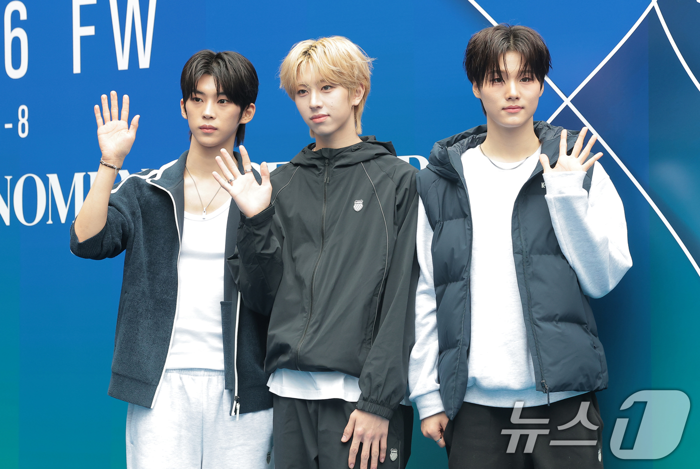 (서울=뉴스1) 권현진 기자 = 아이덴티티 도훈, 누리, 환희가 4일 서울 중구 동대문디자인플라자(DDP)에서 열린 2026 F/W 서울패션위크 ‘페노메논시퍼' 패션쇼에 참석해 포 …