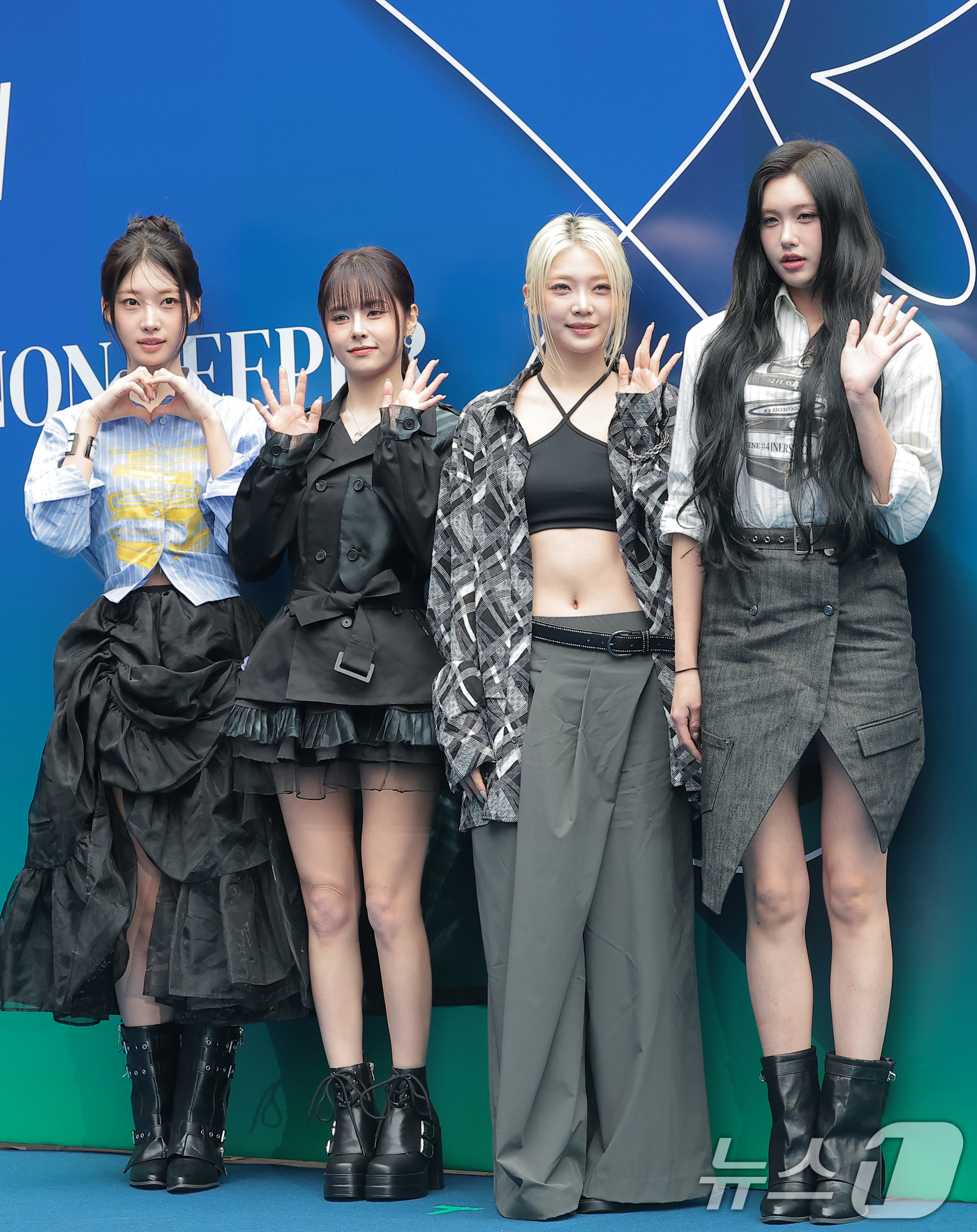 (서울=뉴스1) 권현진 기자 = 에버글로우 시현(왼쪼부터)과 이유, 온다, 아샤가 4일 서울 중구 동대문디자인플라자(DDP)에서 열린 2026 F/W 서울패션위크 ‘페노메논시퍼' …