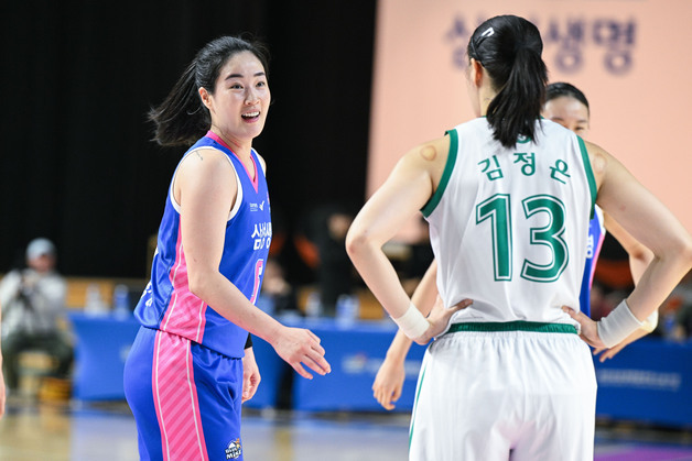 삼성생명, 김정은 은퇴 투어 '찬물'…하나은행 20점 차 완파