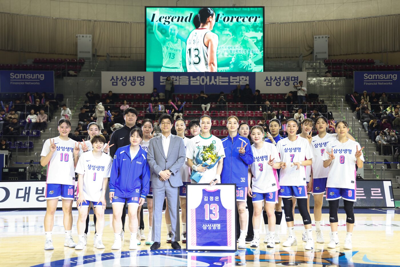 본문 이미지 - 4일 용인체육관에서 열린 2025-26 여자프로농구 용인 삼성생명과 부천 하나은행의 경기를 앞두고 하나은행 김정은 은퇴 투어 행사가 펼쳐졌다. (WKBL 제공)
